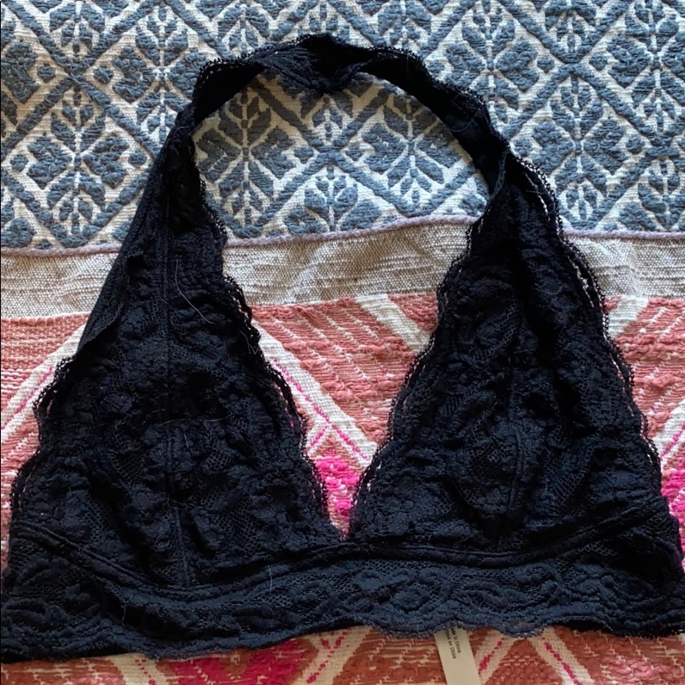 BLACK LACE BRALETTE